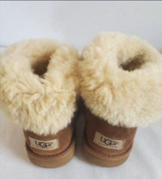 Ugg Australia Girl's Bailey Button II Boot Chestnut Size 1