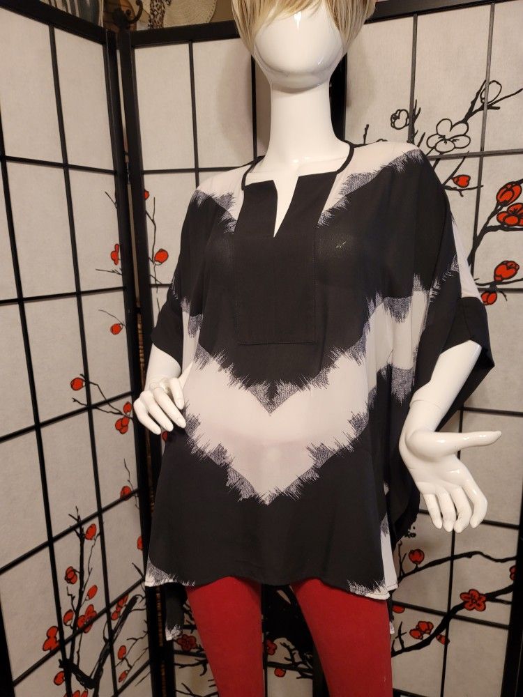 Mossimo Ladies Chevron Art Black/White Cape Poncho Hankerchief Design Top/Size XP/TP