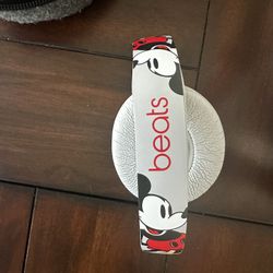 Beats Solo 3 Limited Mickey Mouse Edition