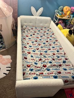 Kids bed twin perfect condition