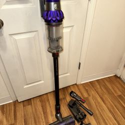 Dyson V10 Cyclone. Very Good Condition  Asking $280