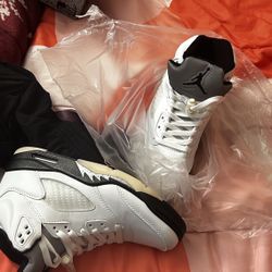 Jordan 5 Write And Black