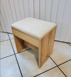 ❣️ White & Natural Wood Makeup Dressing Stool