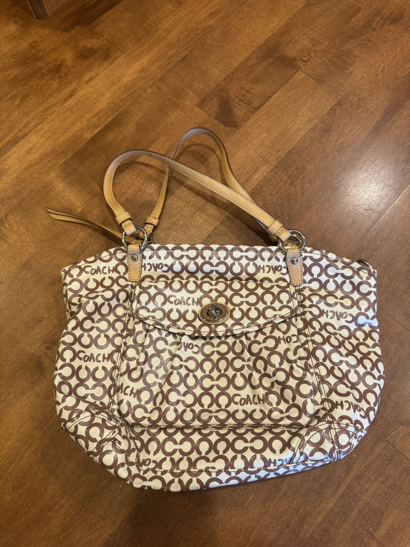 Women’s coach shoulder bag/purse shipping available