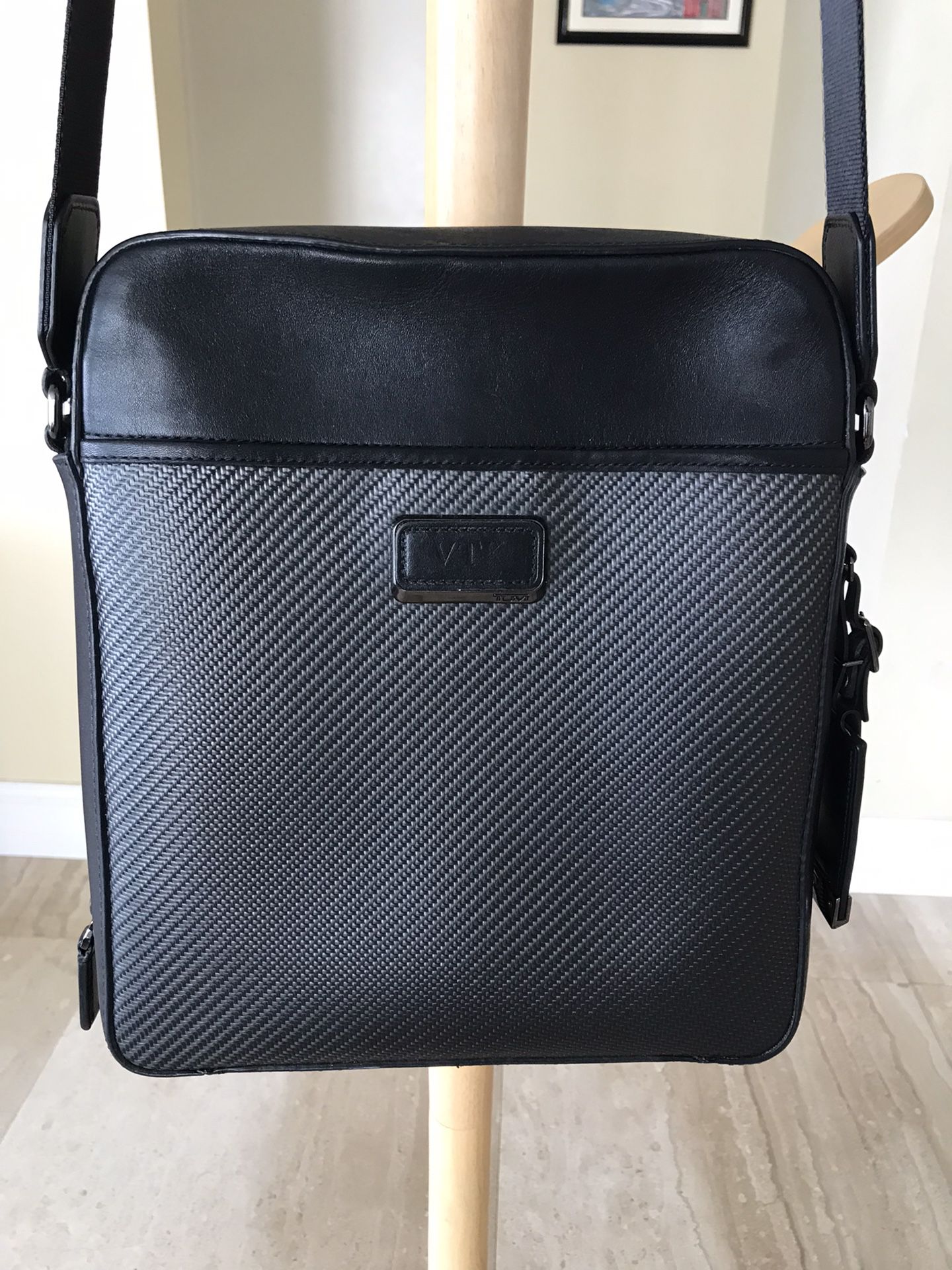 TUMI  Carbon Shoulder Bag Men’s S1 W/ Organiser & Padded Compartment For Tablets.