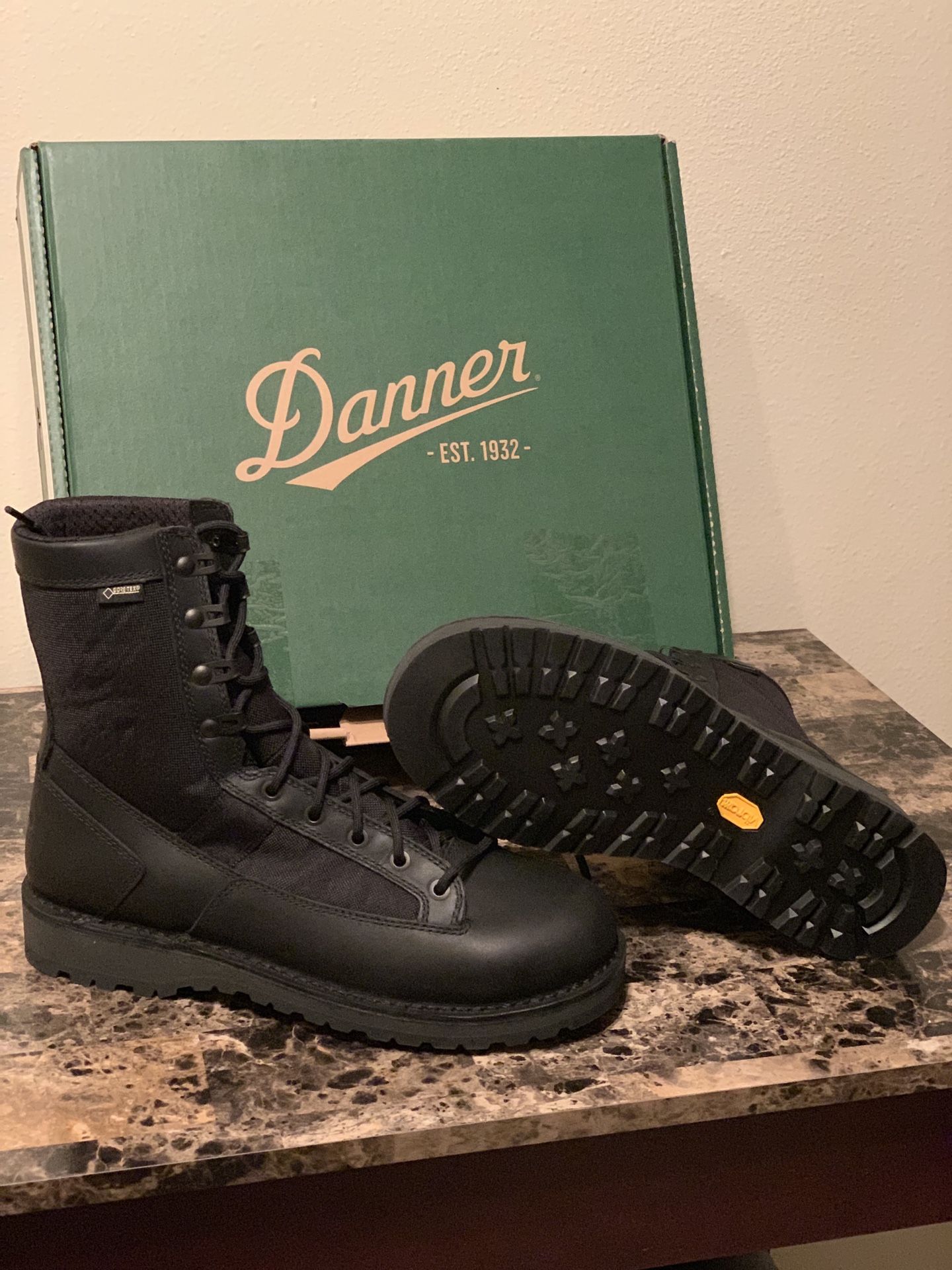 Brand New!!! Danner Stalwart Men’s Size 9! Perfect for Law Enforcement, Security and Hiking and Gore Tex Waterproof! 220$ plus Tax Retail price!
