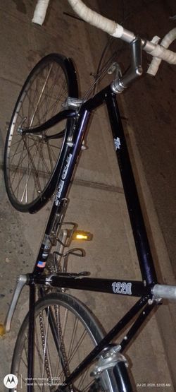 Trek: 1220 -- (Vintage: 1990's) Road Bike {In very good acceptably fair condition}