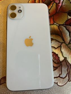 WHITE IPHONE 11 INGREAT SHAP COMES WITH NEW SCREEN PROTECTOR AND NEW CASE ..