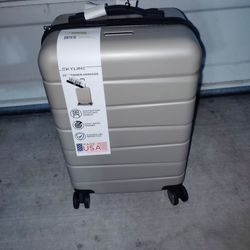 Skyline Carryon Rolling Luggage