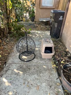 Cat litter box / chair