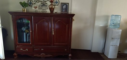 Armoire mint Condition 51height 65 wide