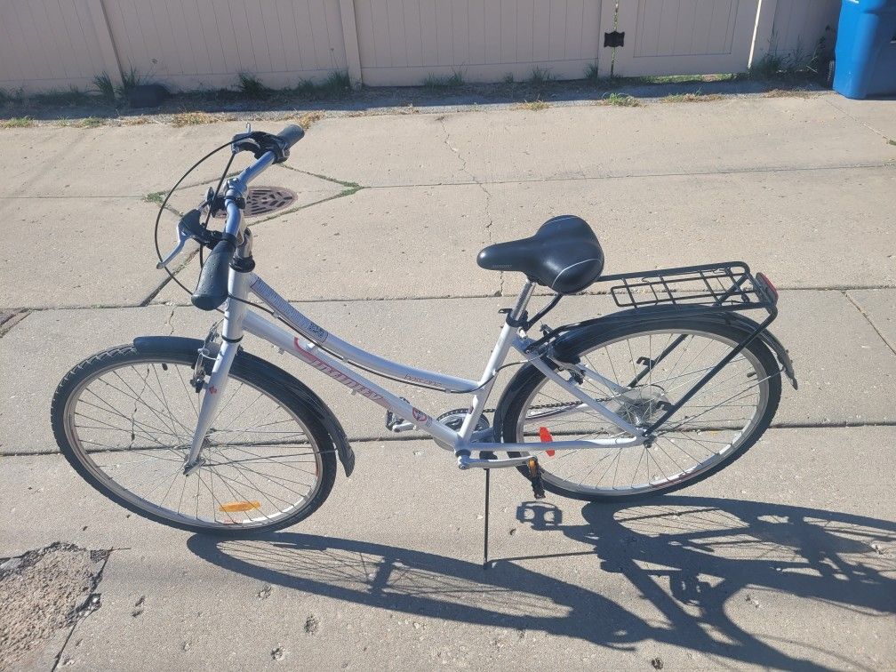 INFINITY BOSS. ONE 17INCH ALUMINUM FRAME TUNED UP AND READY TO RIDE LIGHTWEIGHT 700X38C DETACHABLE ALUMINUM RIMS 
