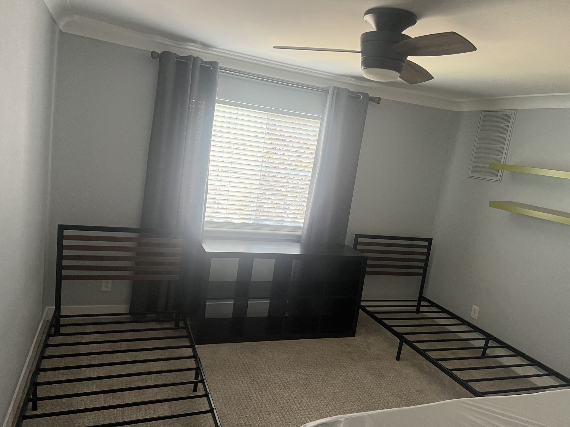 2 Twin Beds