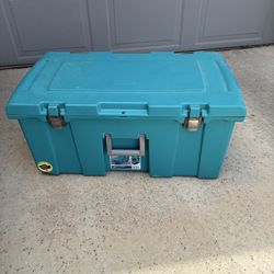 Sterilite wheeled locker