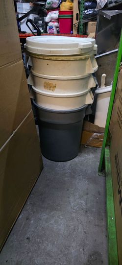 BRUTE 20 GALLON TRASH CANS