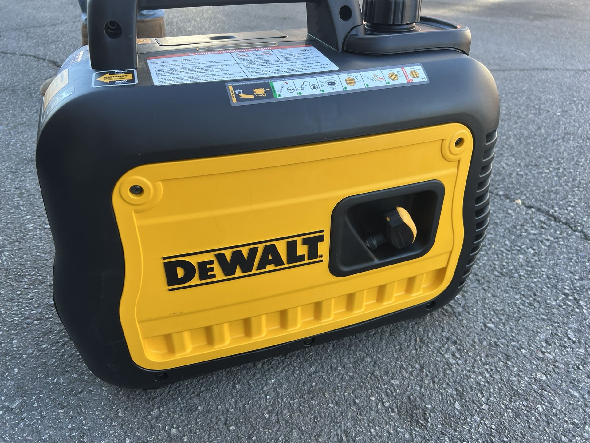 DEWALT 2200 / 1700-Watt Gas Powered Inverter Generator with CO Protect and Ultra Quiet Operations - 2200i