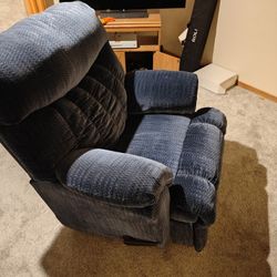 Comfortable Recliner Chair – Works Great – Pickup Only