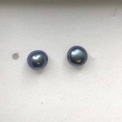 4029 Black Freshwater Pearl 5.2mm round Stud earrings. 100% 925 silver post. Total weight is 2.3ct 5.2mm pearl
