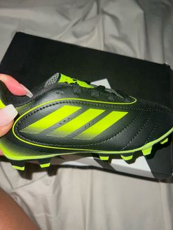 Soccer shoes
