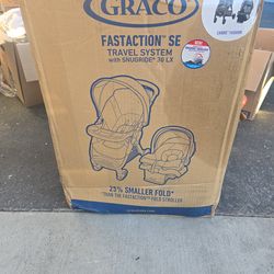 cochecito y un asiento de seguridad