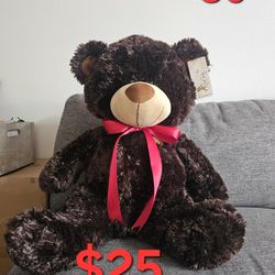 Teddy bears of different sizes, all are new.