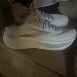 Brand New Brooks Size 6 In Women’s $50