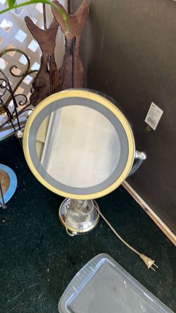 Lighted mirror vanity