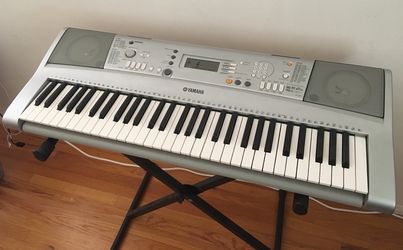 Yamaha YPT-300 Electronic Portable Keyboard and Stand