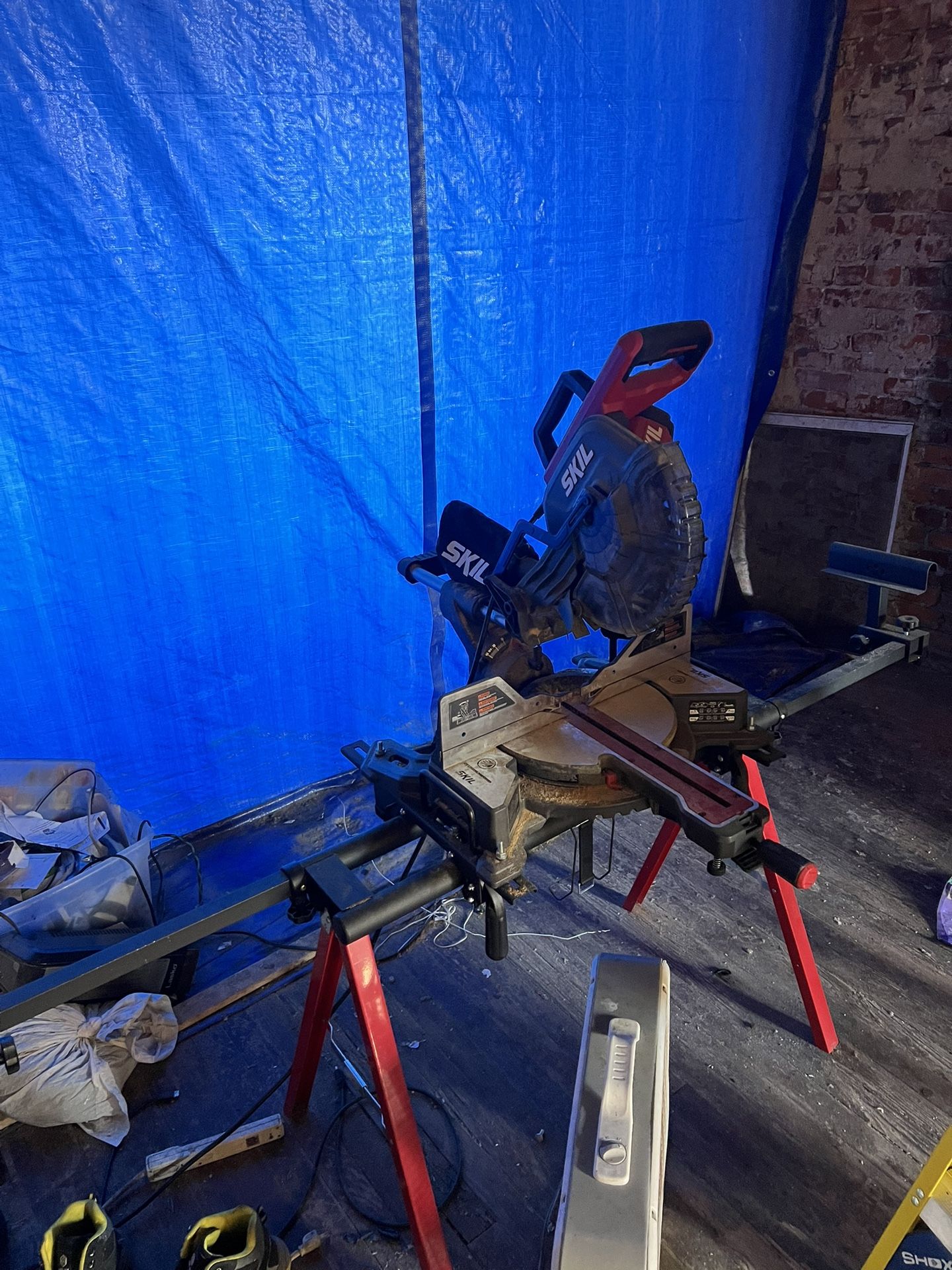 Complete Miter Saw W/ Bench And Extra Saw Blades