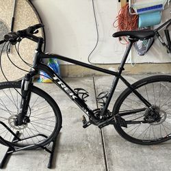 Trek Men’s Dual Sport 8.4 Hybrid Bicycle