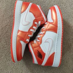 Air Jordan Retro 1 Mid Size 4.5 Youth/6wmns & 5 Youth/6.5wmns 