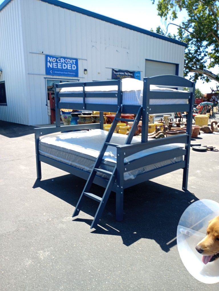 Bunk Beds /. Literas