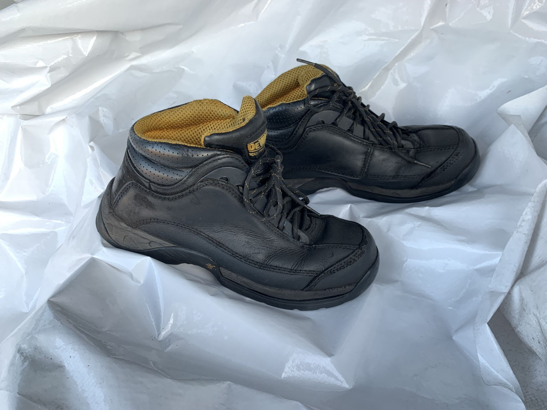 Dewalt men's work boots, size 8.5, black, with steel toe. Good condition.