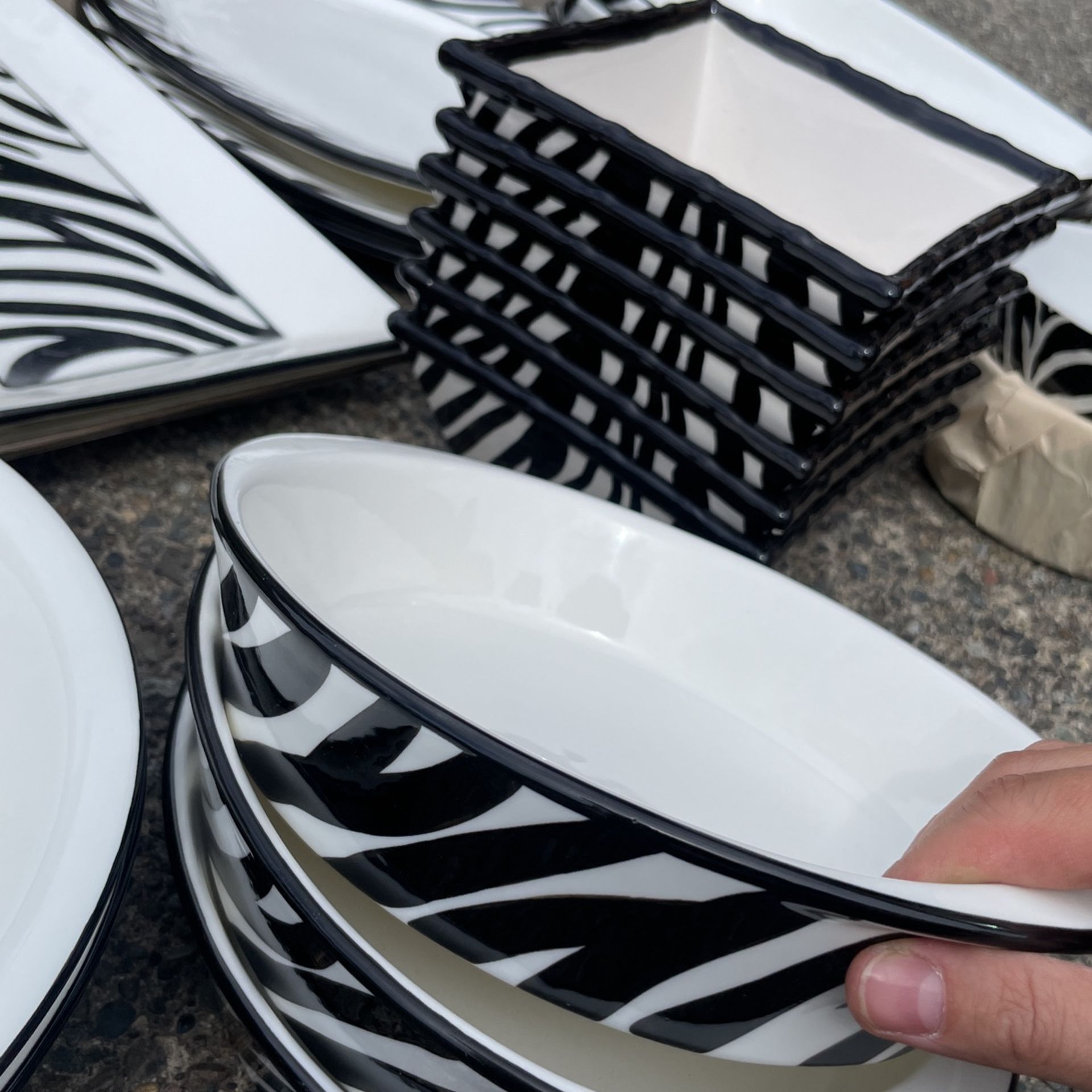 Modern Black And White Dinnerware Set