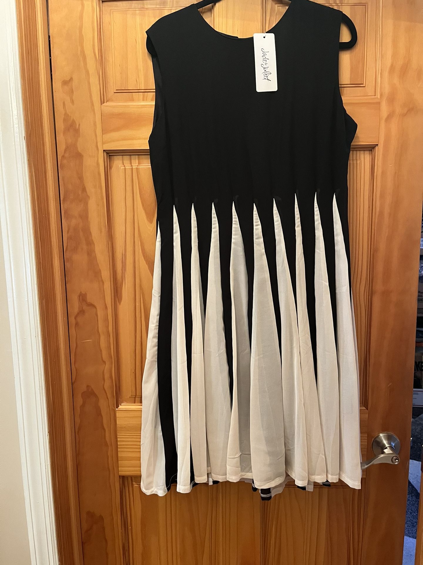 New dress for ladies. Black and white design. There is a slip under and open back with few buttons. Beautiful for any occasion. Size XXL