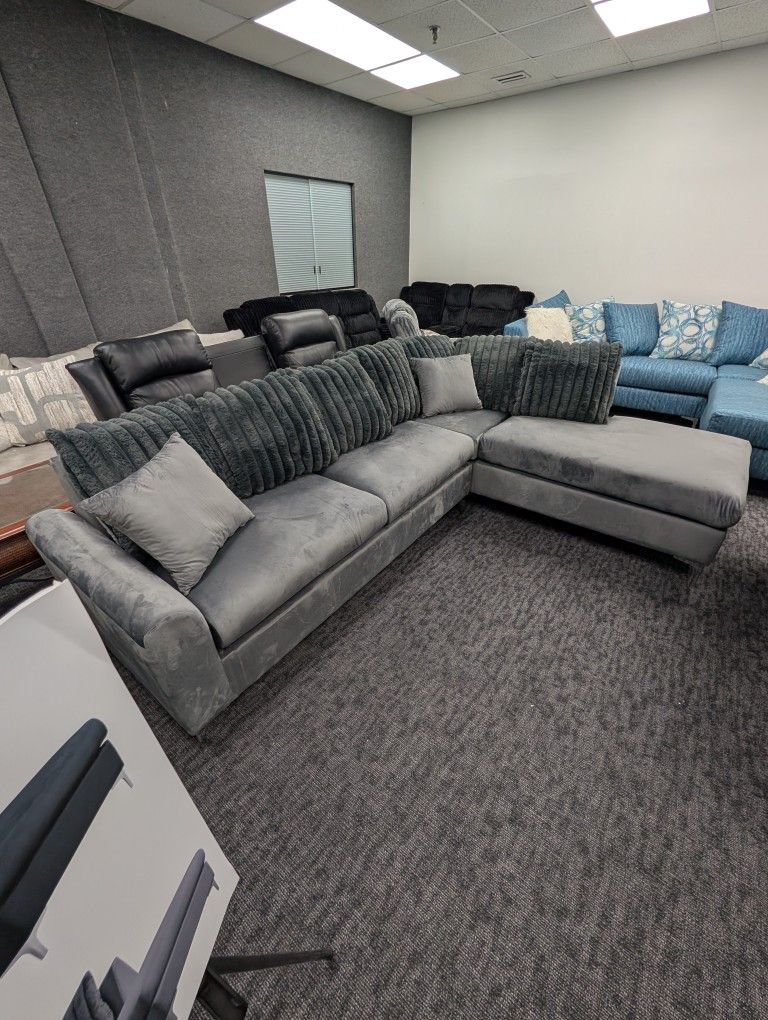 Chriz Modren Sectional w Pillows