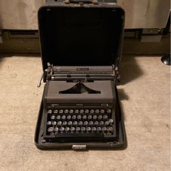 Antique Typewriter  Quiet De Luxe (Royal)