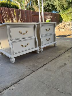 Solid wood set of 2 Nightstands