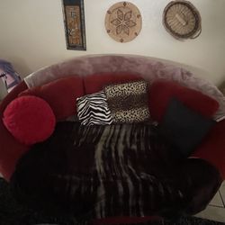 Oval/round Love Couch 