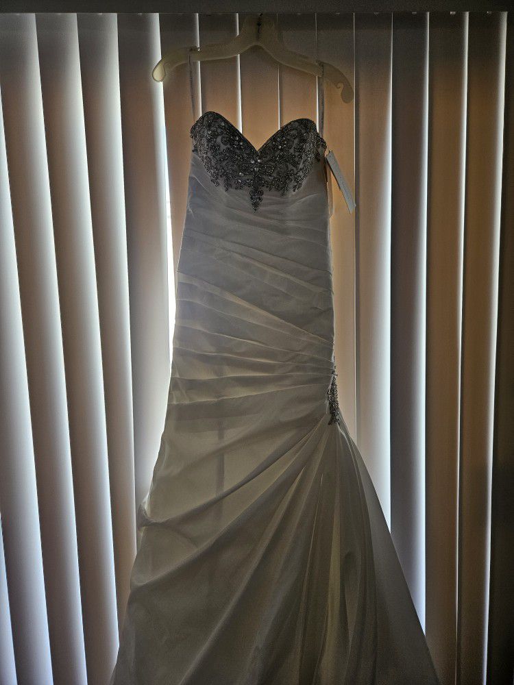 Strapless Sweetheart Trumpet Wedding Dress / Gown