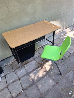 Childrend desk and lifetime chair