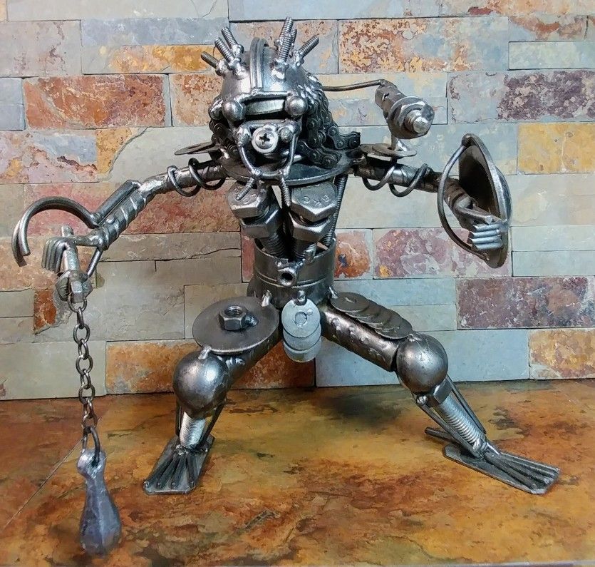 Predator Metal Art Figure • Figure Stands 8-1/2" Tall • Articulating Torso .