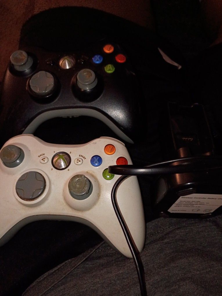 Xbox 360 Controllers And Charge Base