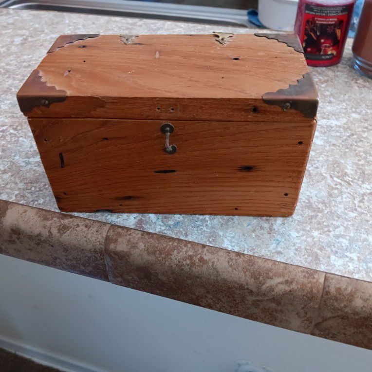 Small American Wormwood Chestnut Box