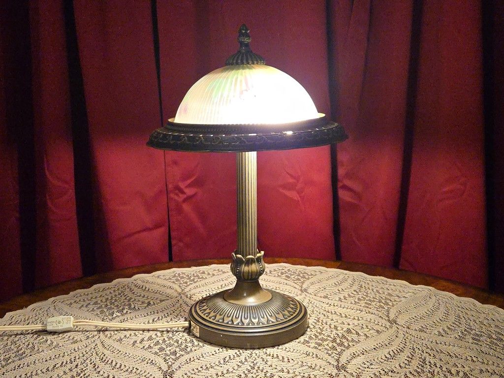 Beautiful Vintage Table Lamp - Classic Style