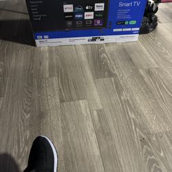 32’ Roku Smart TV Brand New In The Box