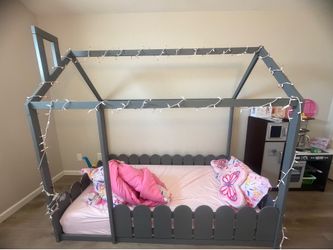 Kids house bed