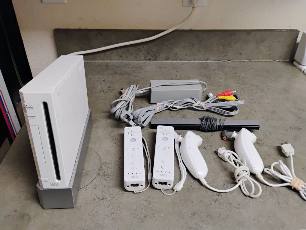 Nintendo Wii Console, W/2 Controllers, 2 Nunchucks, Cables, Tested, Working.