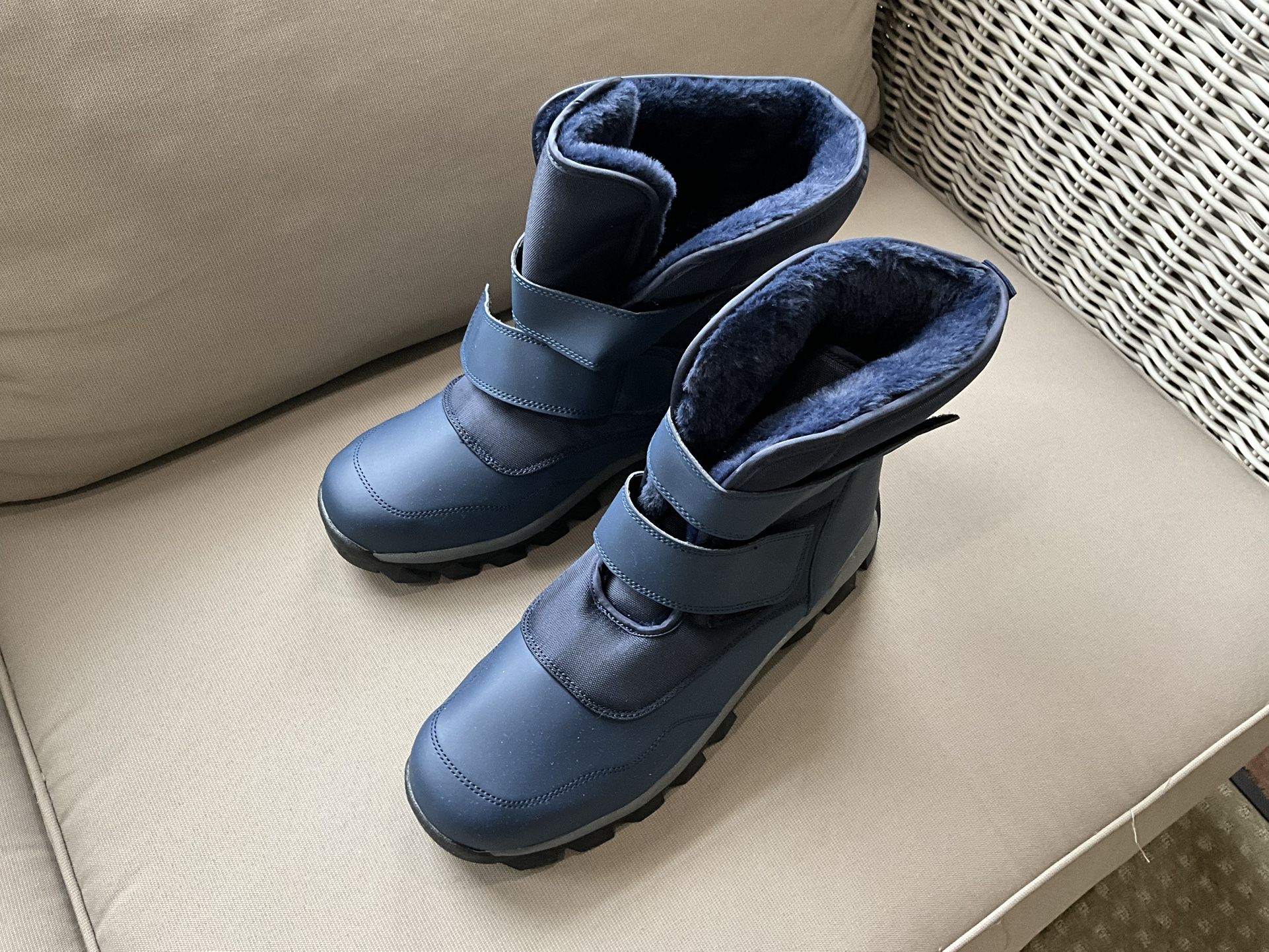  Sanossi Men's Snow Boots Waterproof Winter Warm Non-Slip Outdoor Boots Men's 9 1/2  NEW
