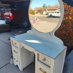 Dresser With Mirror 